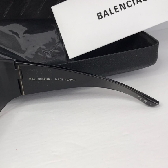 Authentic New BalenciagaMONO MASK SUNGLASSES | BB0122S seen on Kim Kardashian - Picture 10 of 17